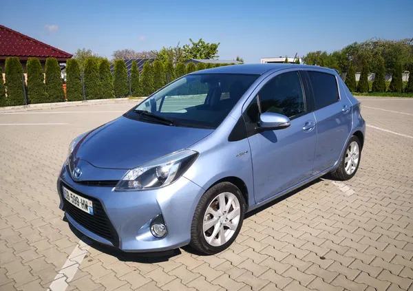 samochody osobowe Toyota Yaris cena 37900 przebieg: 125000, rok produkcji 2013 z Stargard